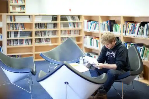 La biblioteca es un gran espacio con más de 50.000 libros disponibles online y en papel. También ofrece acceso a miles de documentos, artículos e investigación global. Los estudiantes pueden acceder a estos documentos a través de la aplicación de la biblioteca o contactando a los bibliotecarios por el chat online, WhatsApp o por teléfono. 